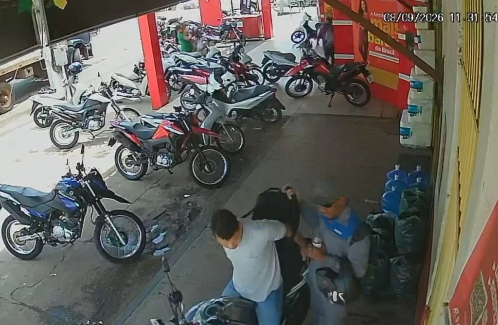 Câmera registra assalto à mão armada em frente a comércio em Tucuruí, no PA