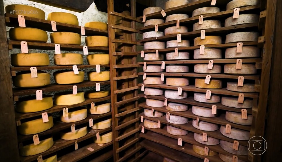 Queijos são feitos com leite não pasteurizado e maturados em cavernas por até um ano — Foto: Globo/ Reprodução