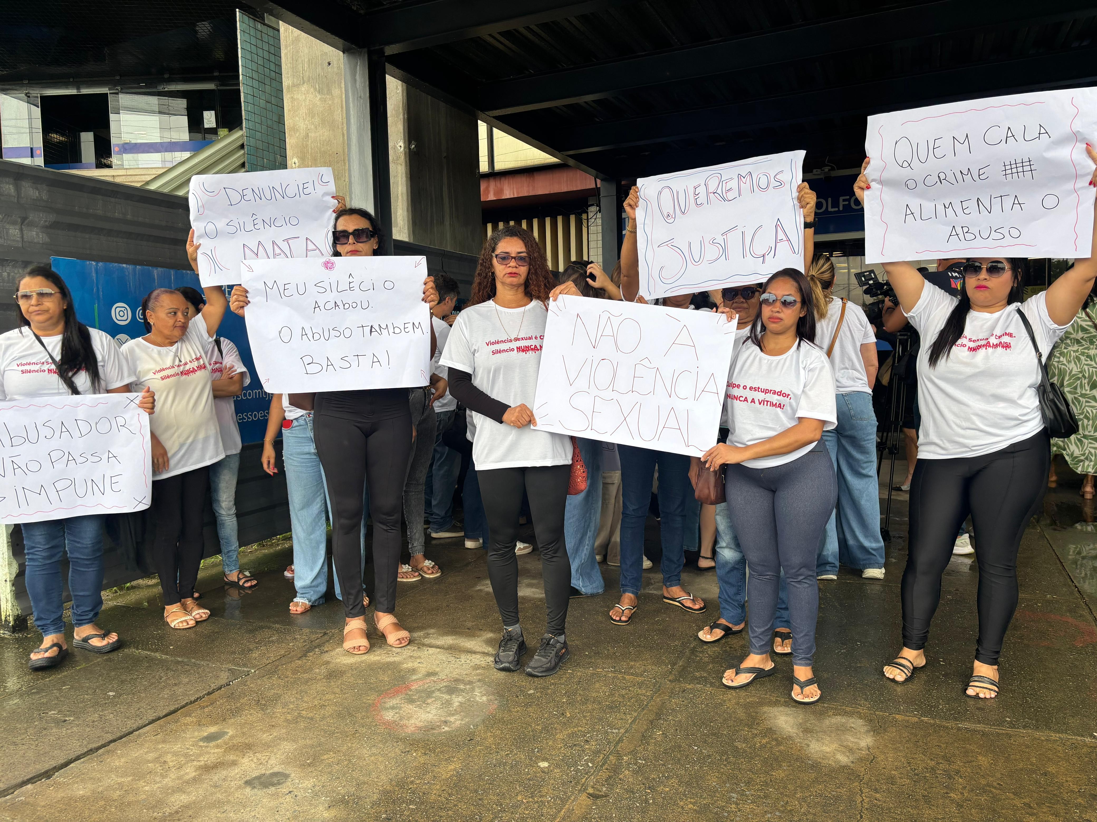 Rodrigo Carvalheira presta último depoimento em processo por estupro e mulheres fazem protesto; VÍDEO