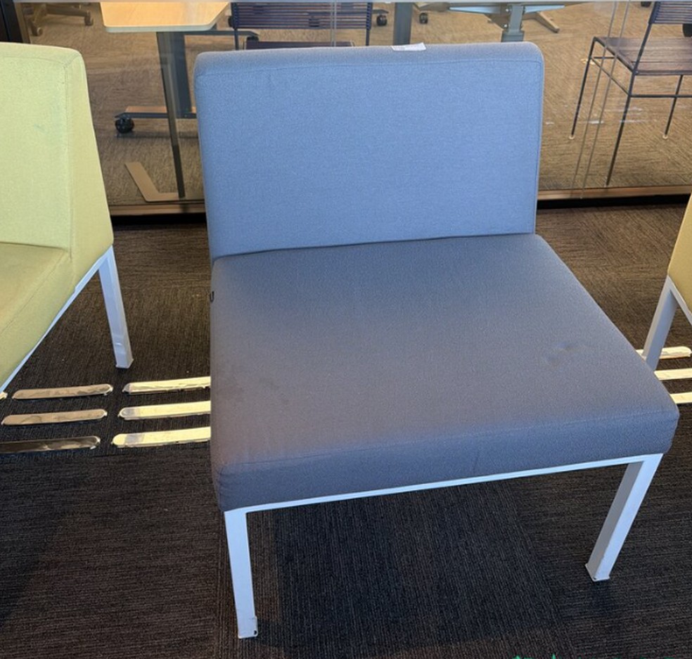 Poltronas Mackey estão entre os itens leiloados. — Foto: Divulgação/Kwara