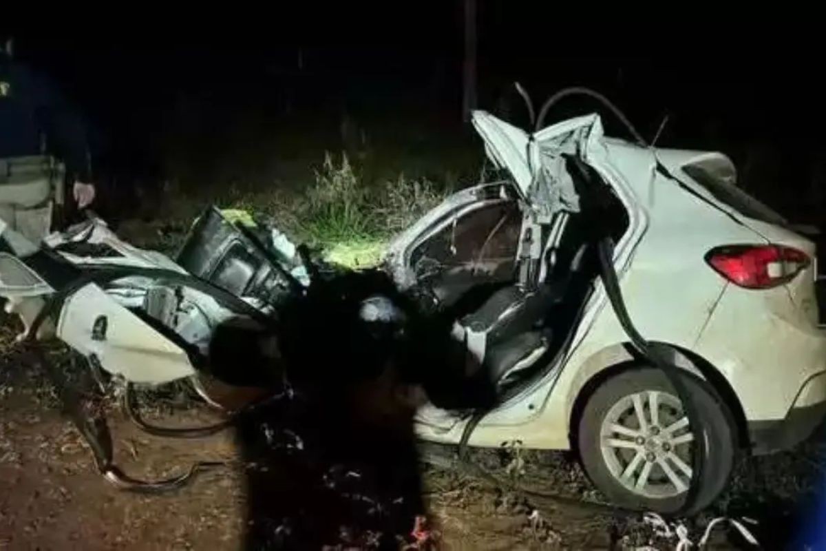 Jovem de 19 anos morre após carro invadir a pista contrária e bater de frente com caminhão na BR-262