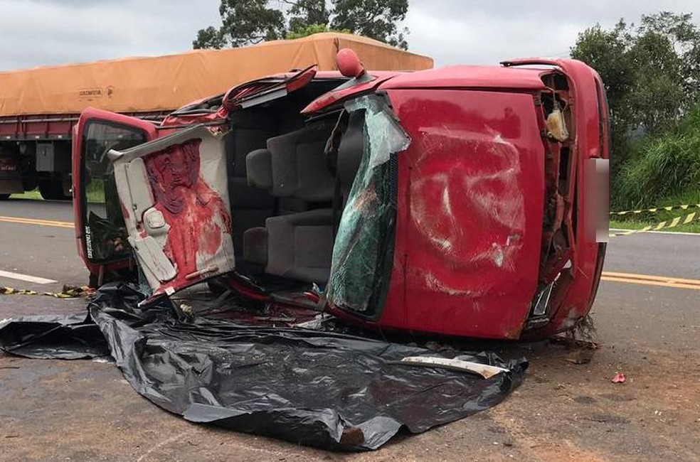 Motorista perde controle do carro e cai sobre outro na BR-277, uma pessoa  morreu