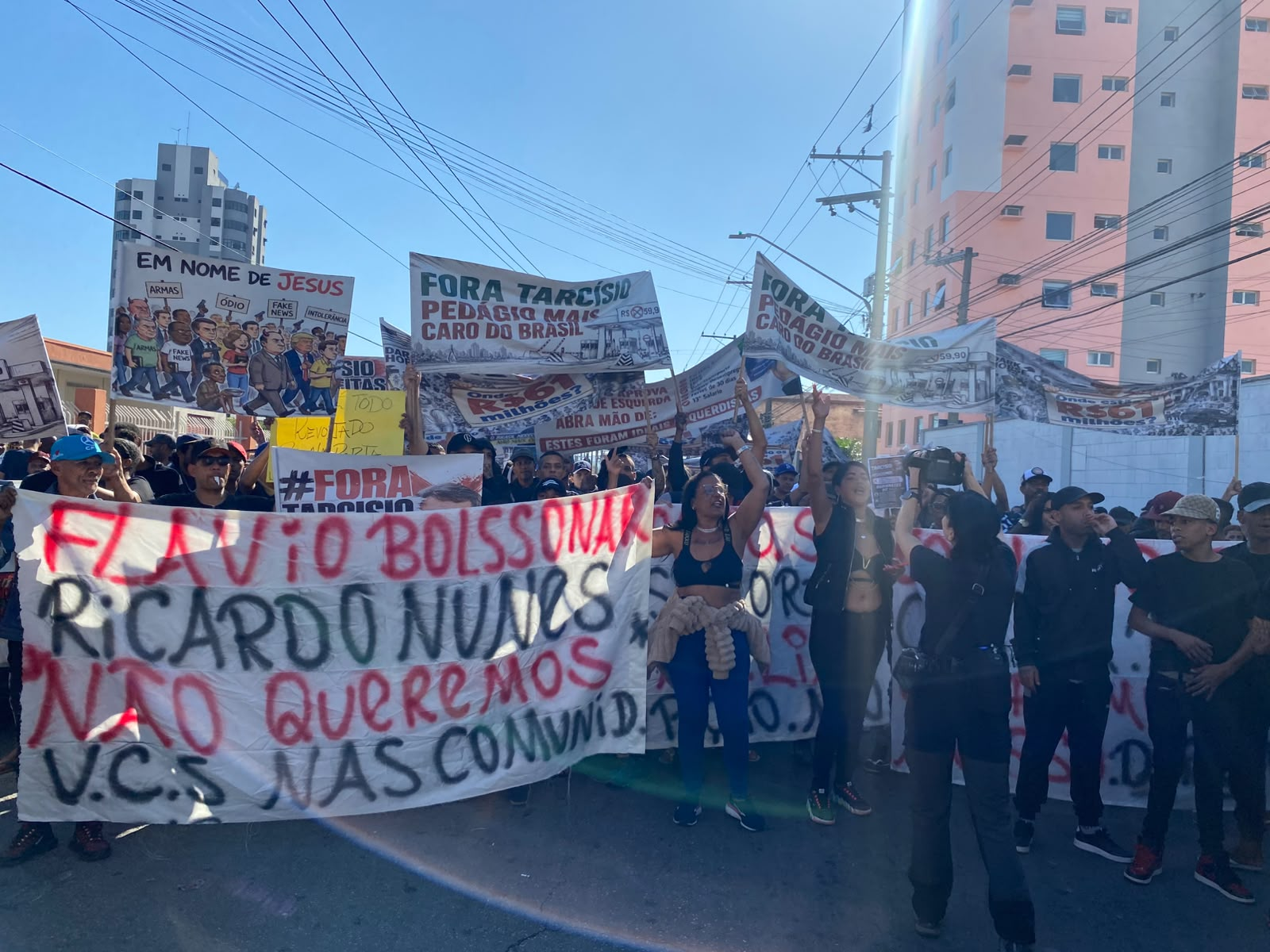 Manifestantes protestam contra Tarcísio durante agenda de Flávio Bolsonaro em SP