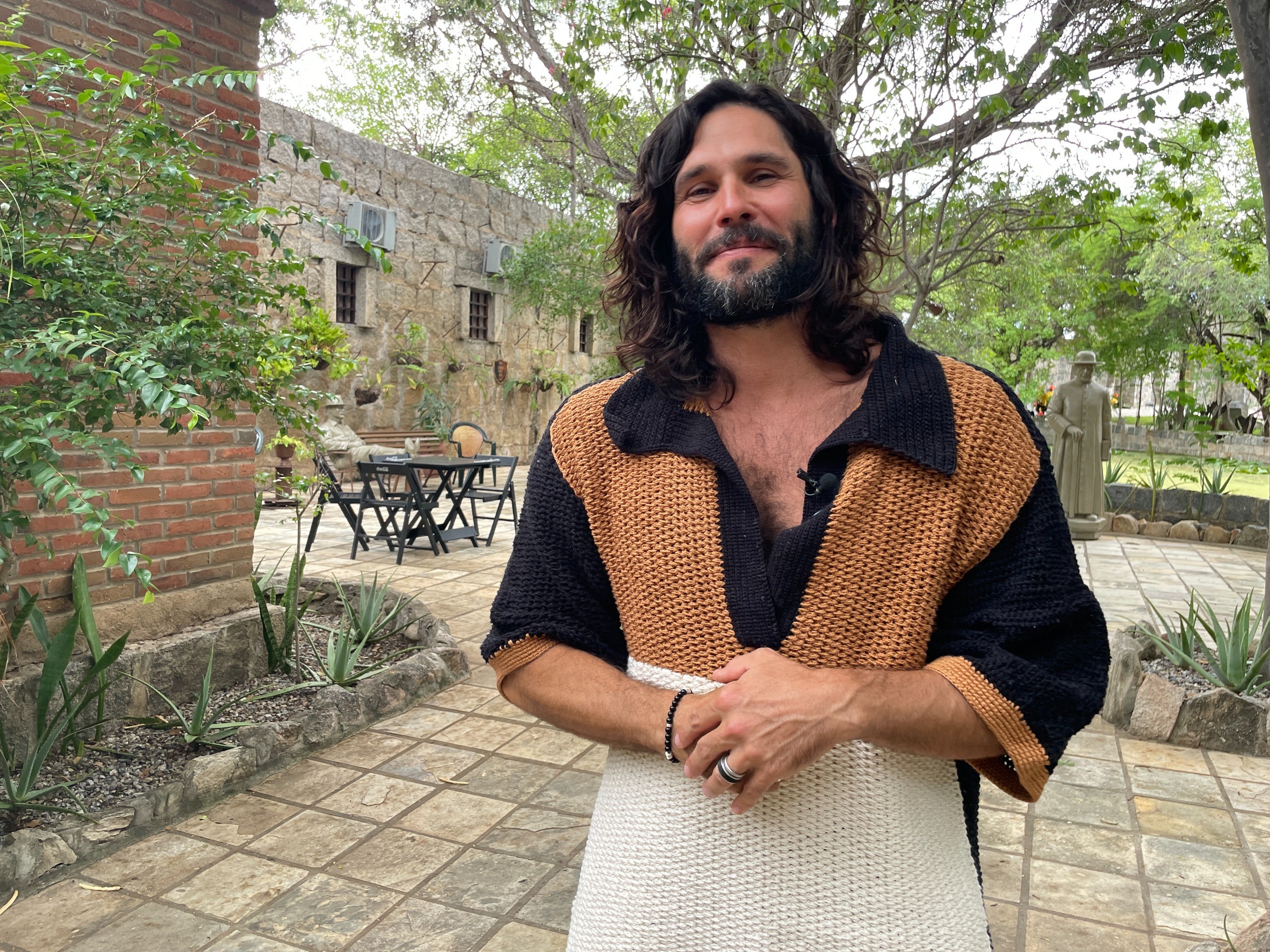 ‘Personagem muito forte’, diz Dudu Azevedo sobre interpretar Jesus na Paixão de Cristo de Nova Jerusalém