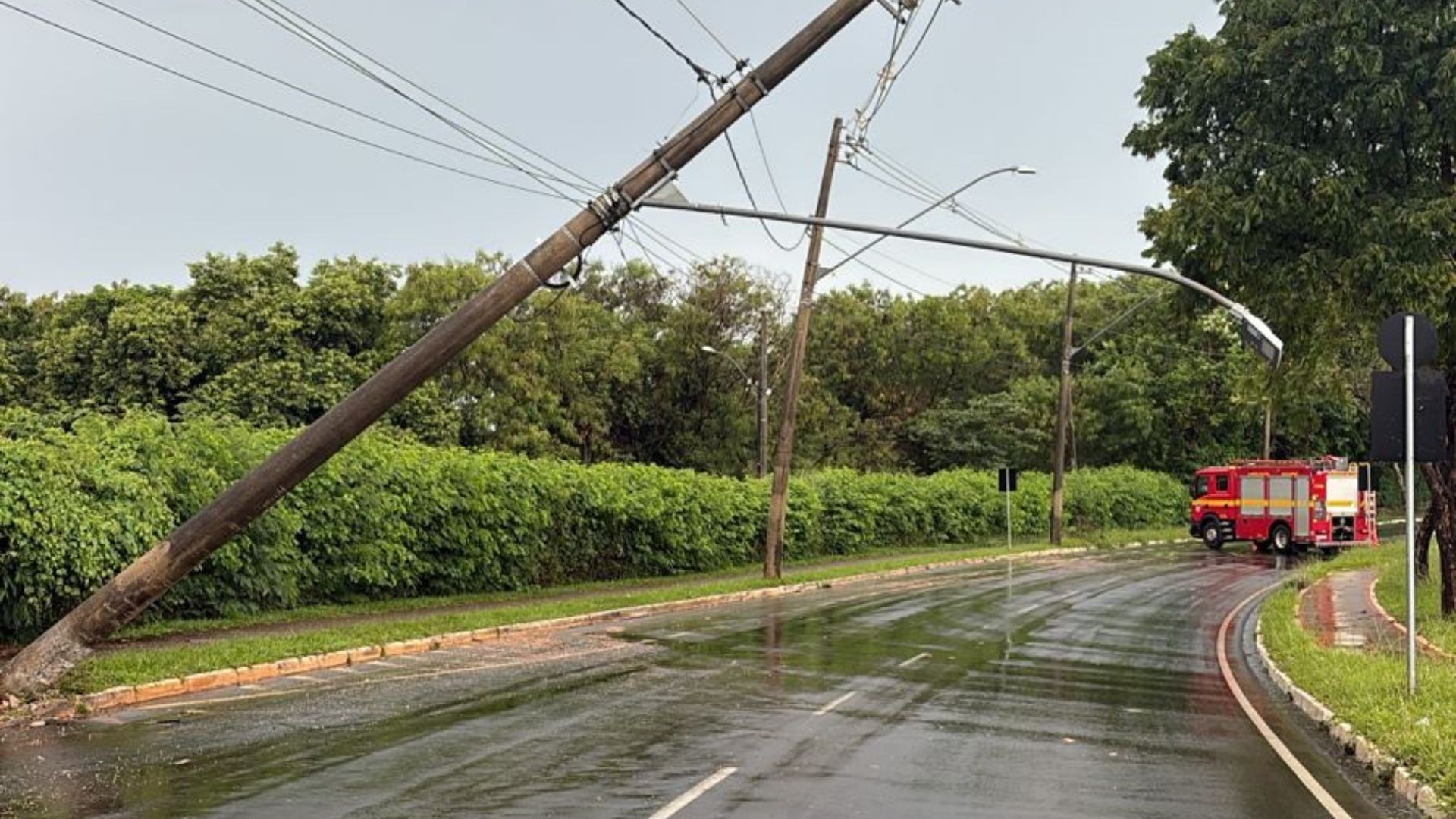 Carro bate e derruba poste próximo à Bica do Parque do Sabiá, em Uberlândia