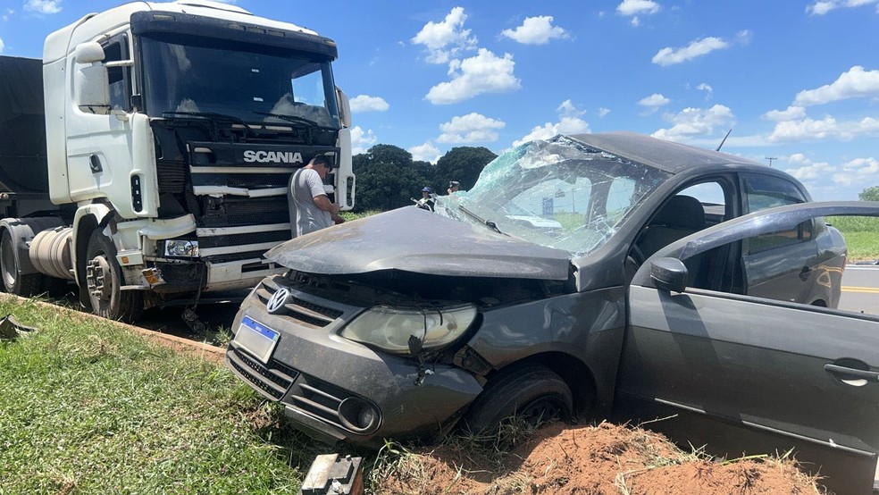 Acidente envolveu carreta e carro em Martinópolis (SP) — Foto: Paula Sieplin/TV Fronteira