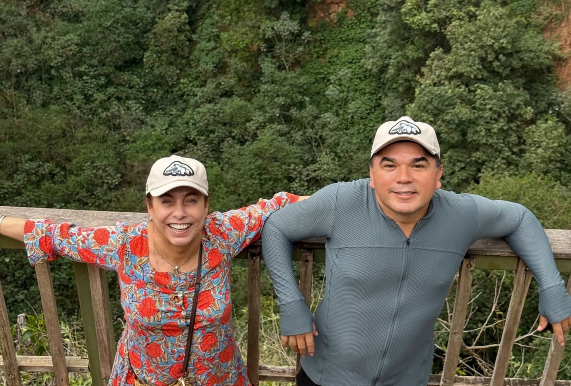 Atriz Cissa Guimarães visita ‘buraco milenar’ de 300 mil anos cercado por araras em MS