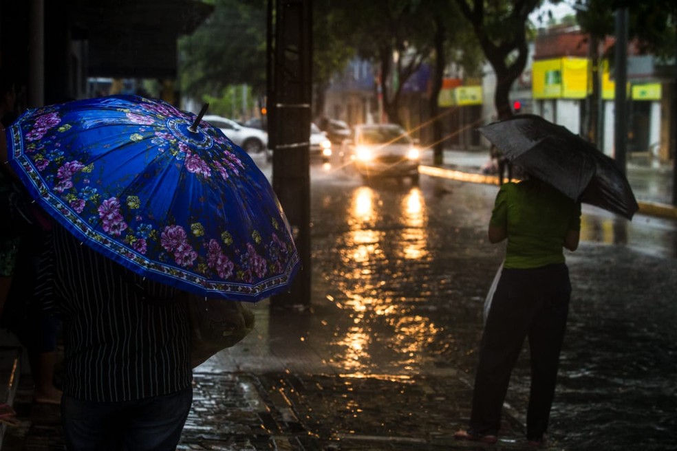 Cidades da Grande Fortaleza ficam sem energia elétrica após fortes chuvas. — Foto: Thiago Gadelha/SVM