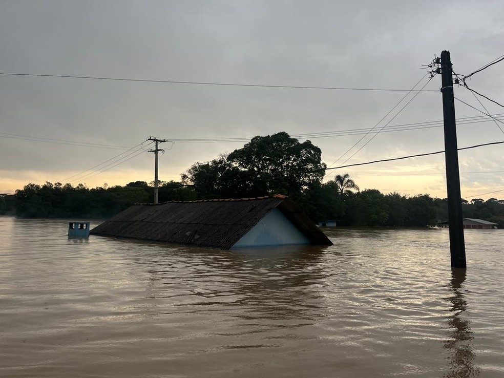 Rio Iguaçu atingiu o teto de algumas casas em São Mateus do Sul — Foto: Elessandra Amaral/RPC