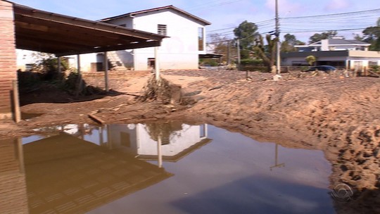 'Dunas de lama' dificultam retorno de moradores para casa em município do RS mais atingido por cheias - Programa: RBS Notícias 