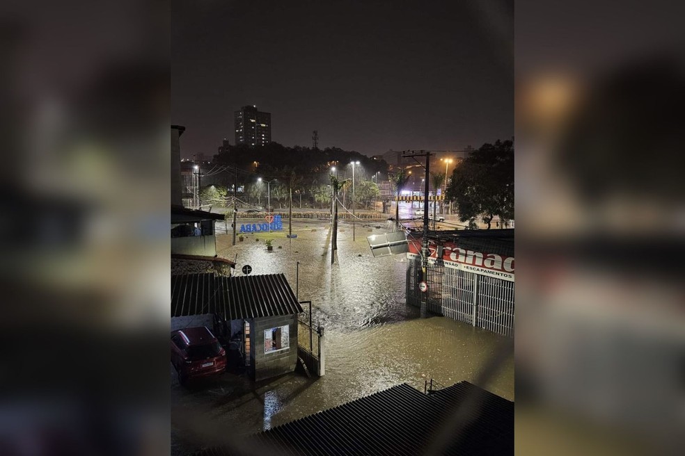 Praça da Bandeira, no centro de Sorocaba (SP), ficou alagada na noite desta quarta-feira (23) — Foto: Arquivo Pessoal | Collorau
