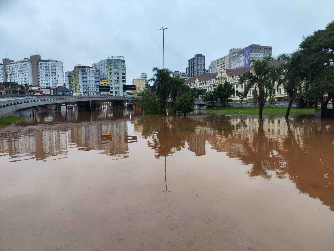 Rodoviária de Porto Alegre fica totalmente alagada e viagens são canceladas