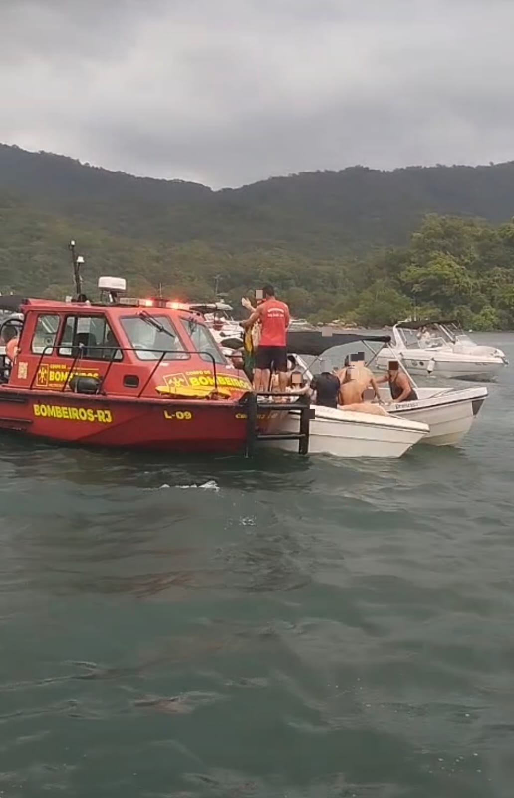 Dez pessoas ficam feridas em acidente entre lancha e bote em Angra dos Reis