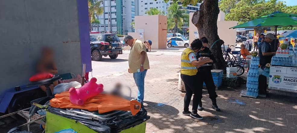 Mãe é presa por agredir filho de 3 anos com pedaço de madeira na Praia de Pajuçara, Maceió — Foto: Ascom/Ronda no Bairro