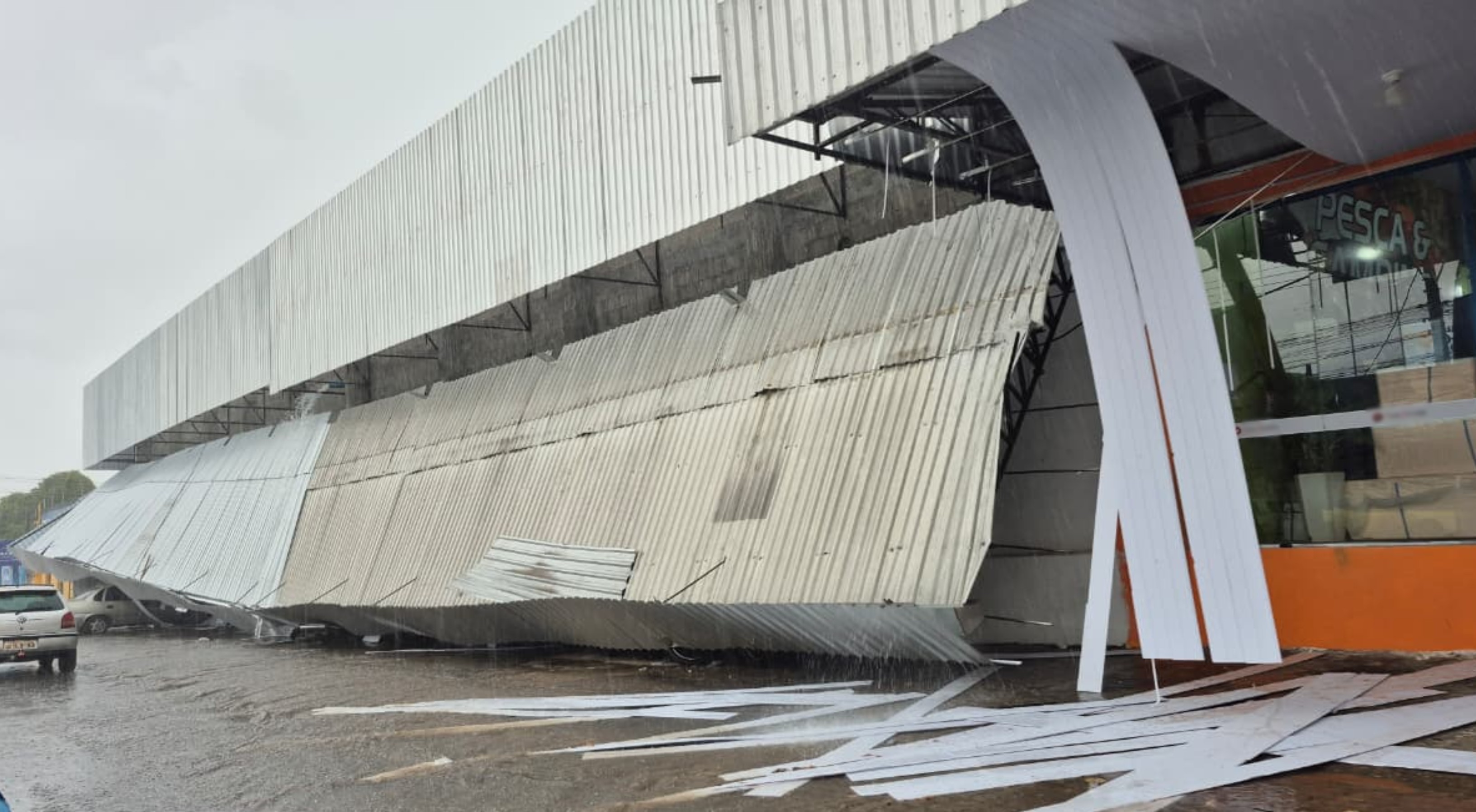 Fachada de loja cede e cai por cima de motos e carro durante chuva em Boa Vista