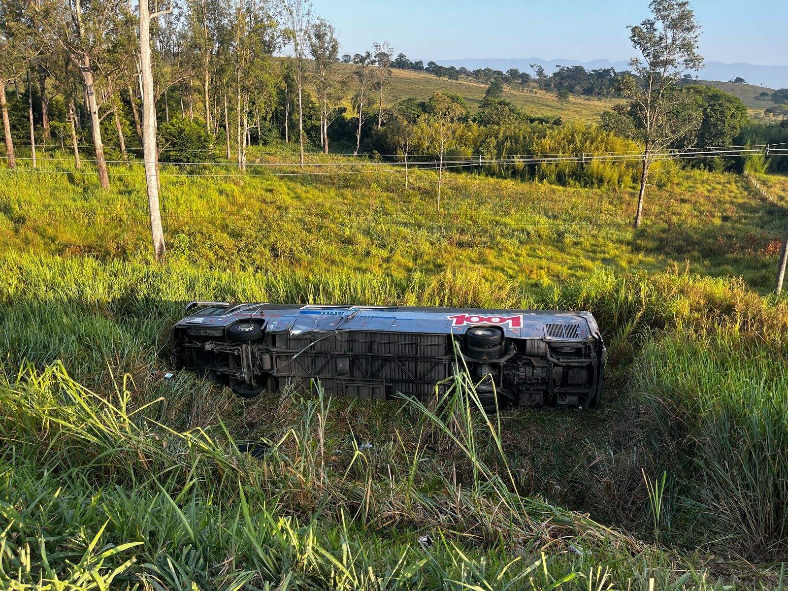 Seis pessoas seguem internadas após tombamento de ônibus em ribanceira na Dutra