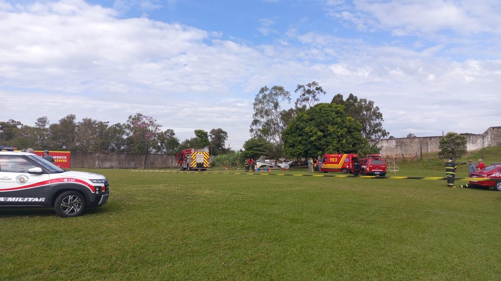 Queda de avião em Marília (SP) aconteceu ao lado do campo de futebol da Associação Atlética Banco do Brasil (AABB) — Foto: Andressa Vitorino/TV TEM
