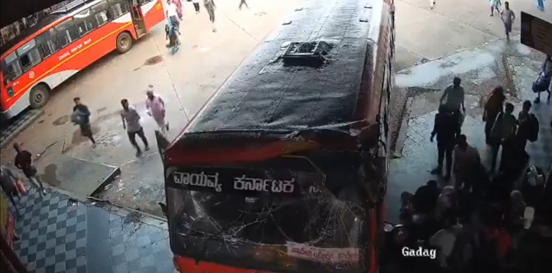 Criança de dois anos morre atropelada por ônibus em terminal rodoviário na Índia; VÍDEO