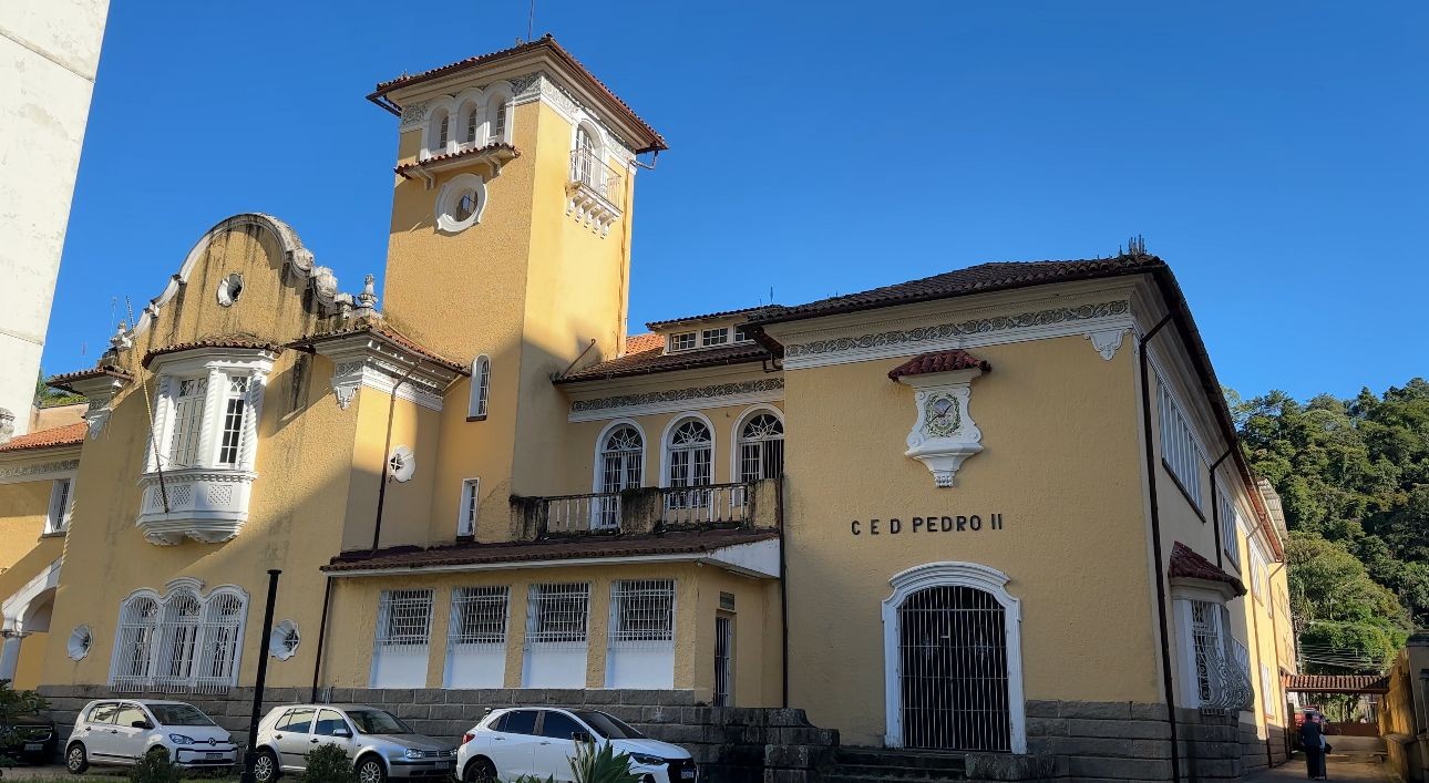 Briga entre estudantes termina em tumulto e depredação em escola estadual de Petrópolis