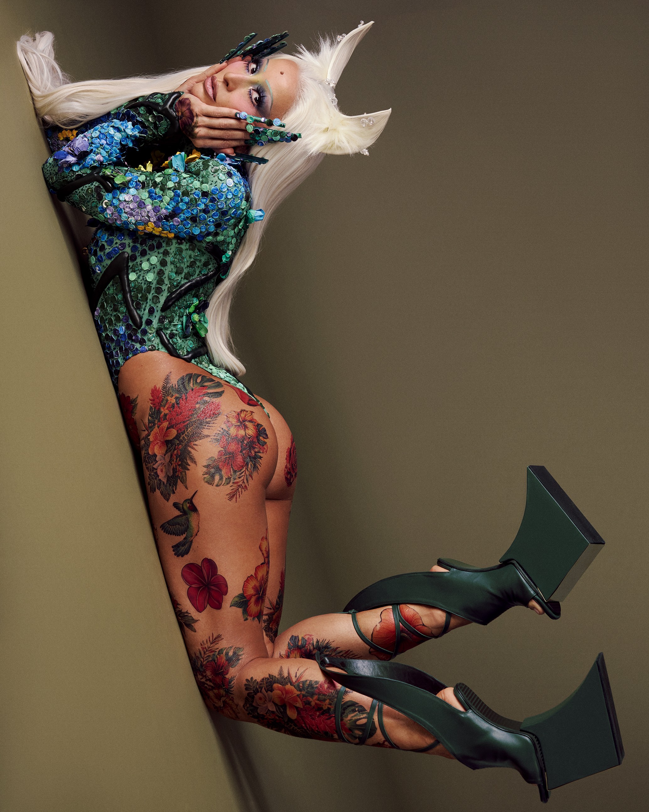 Sabrina Sato abre oficialmente o carnaval com fantasia de elfa toda tatuada