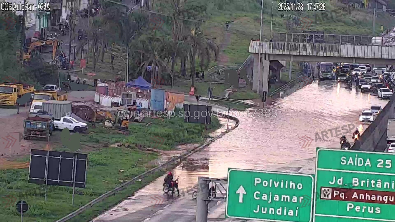 Vazamento de água deixa Rodovia Anhanguera parcialmente interditada após o km 24 e causa trânsito