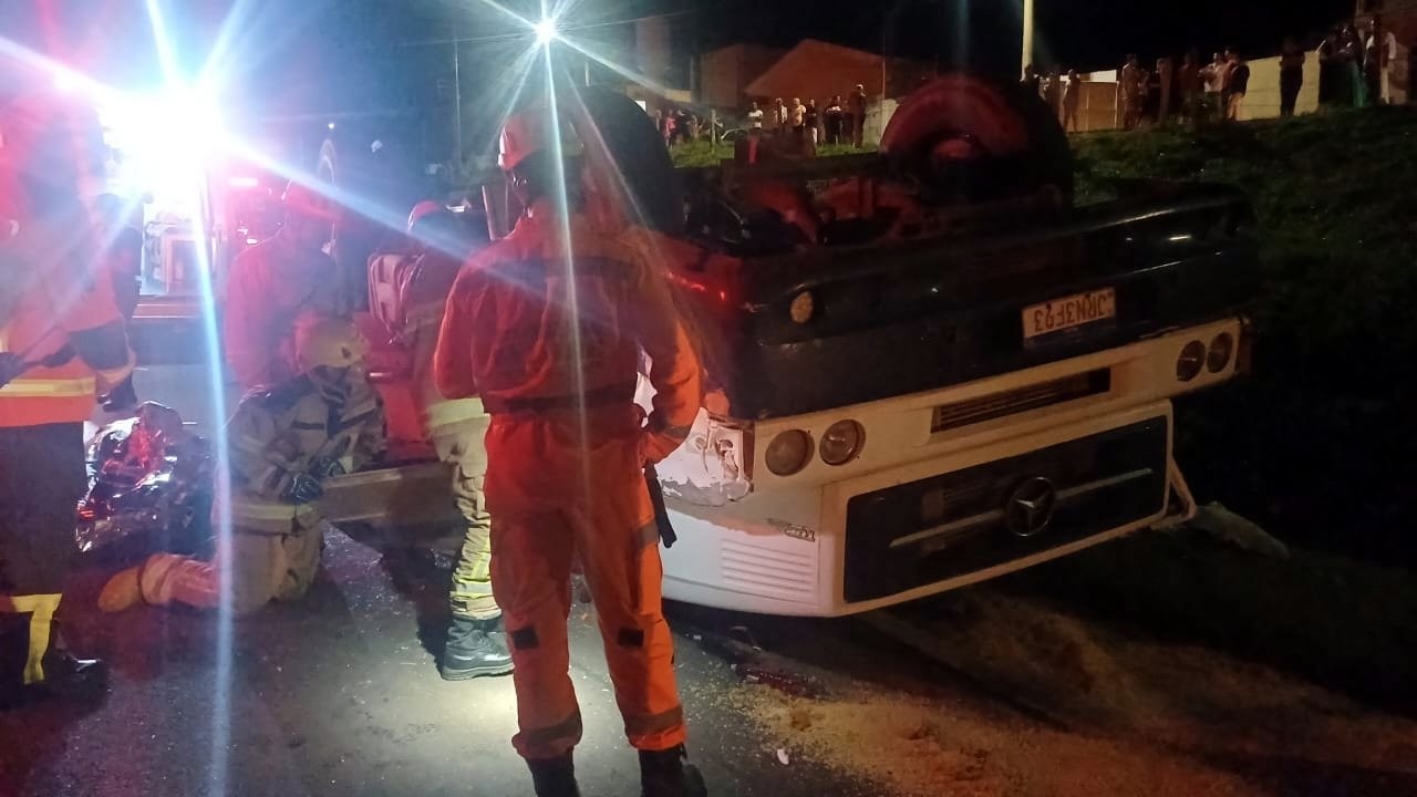 Motorista morre após carreta tombar em rodovia de Águas da Prata