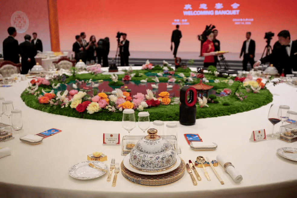 Louça luxuosa, Musk 'tietado' e mais: veja VÍDEO e FOTOS de banquete com Trump e Xi na China