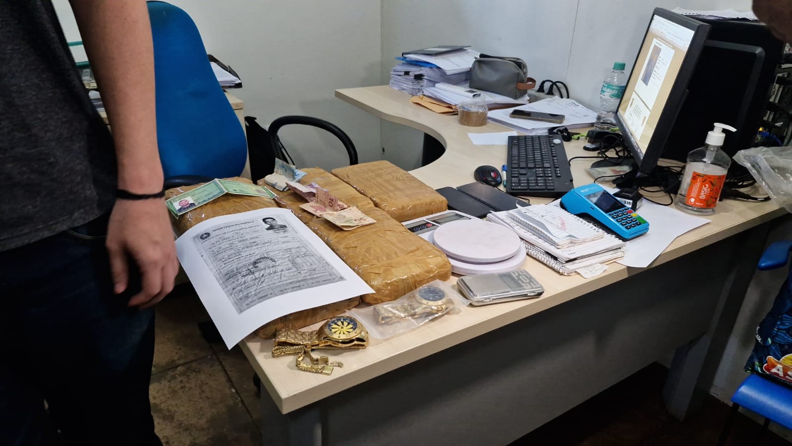 Polícia Civil prende dois suspeitos de tráfico e apreende cerca de 5kg de drogas em residência no bairro São José Operário 