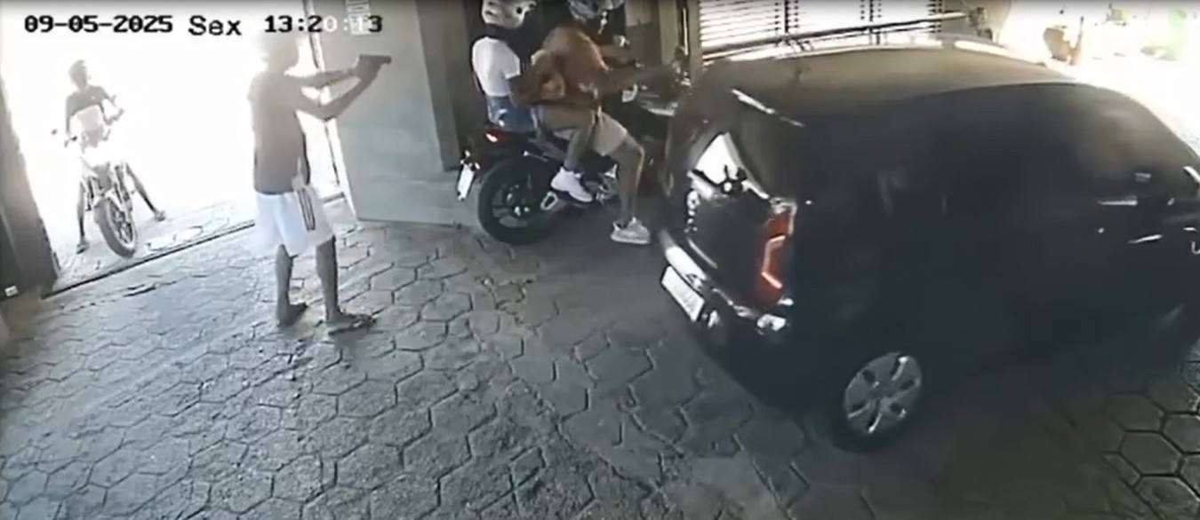 VÍDEO: casal é assaltado quando entrava em motel na Zona Norte do Rio