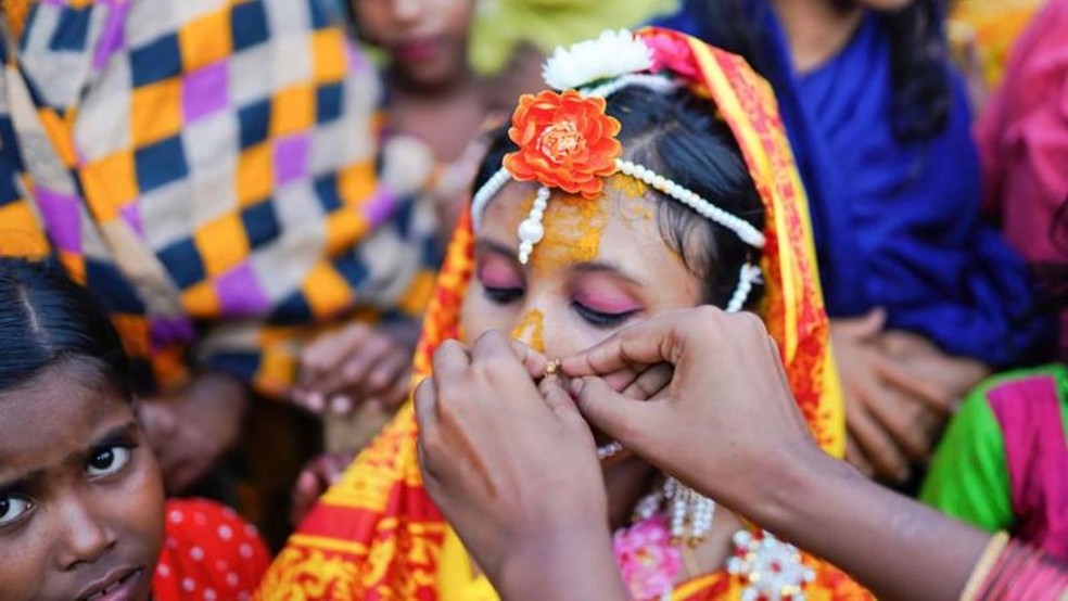 Em Bangladesh, onde ocorrem há vários anos ondas de calor extremo, foi registrado um aumento de 50% nos casamentos forçados de meninas — Foto: GETTY IMAGES