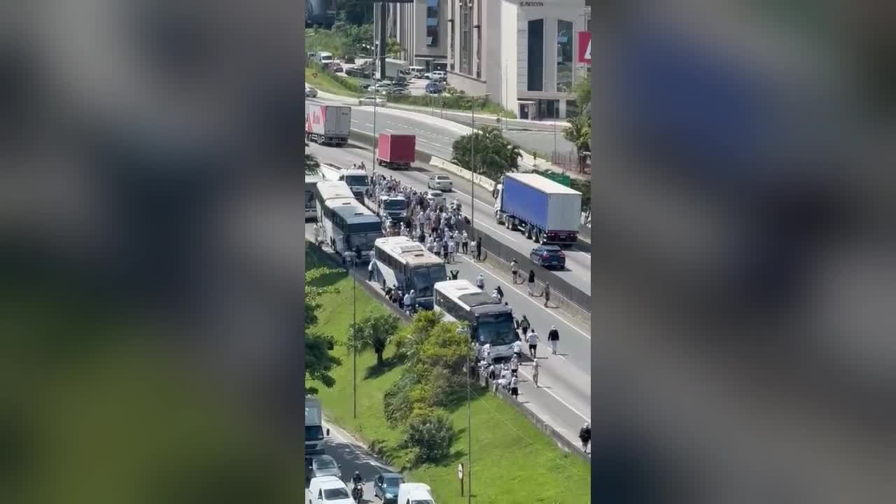 Briga entre torcidas tem correria, confusão e BR-101 fechada em SC; VÍDEO