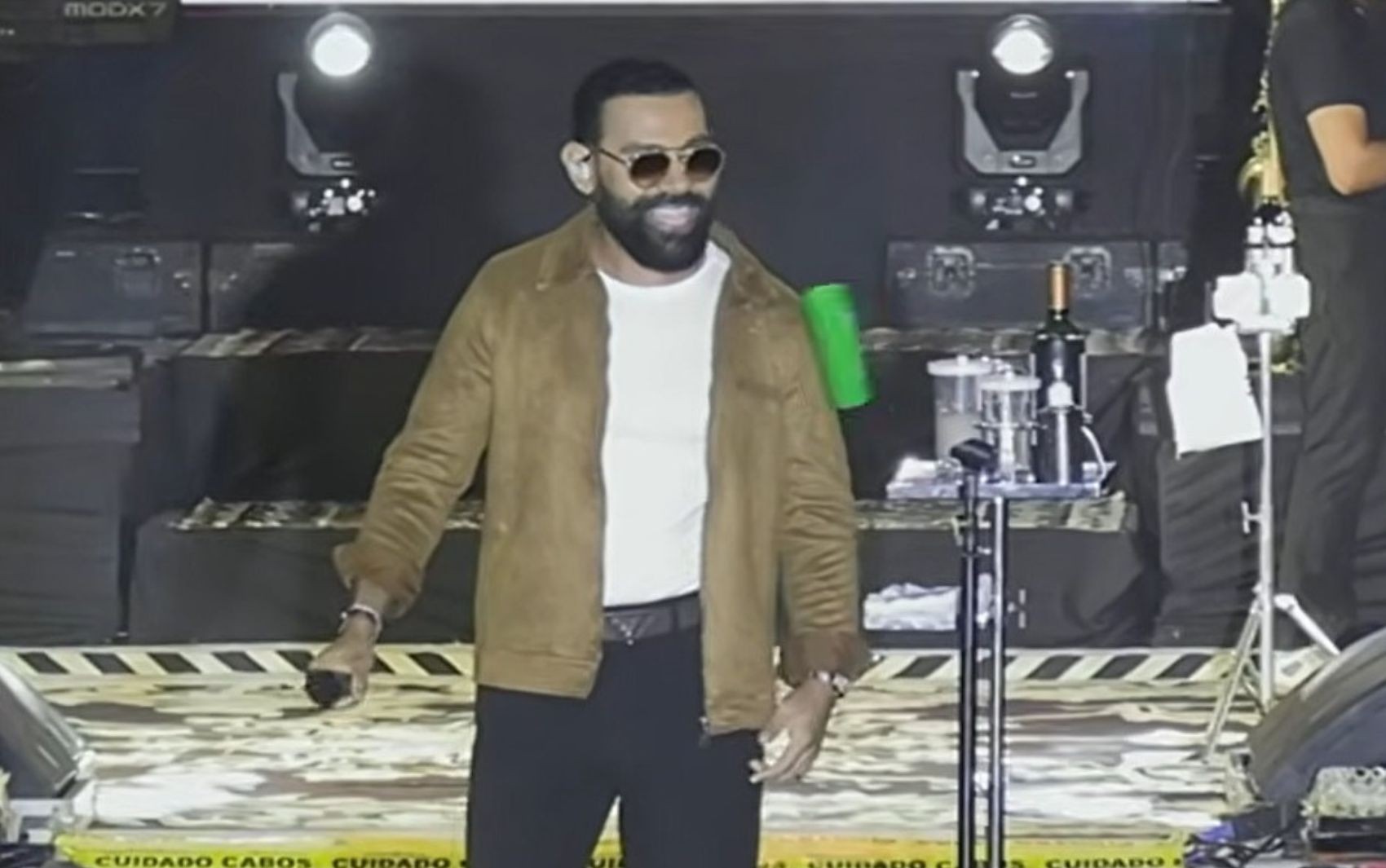 Cantor Pablo é atingido por lata durante show de São João na Bahia: 'Como é que pode um negócio desse?'