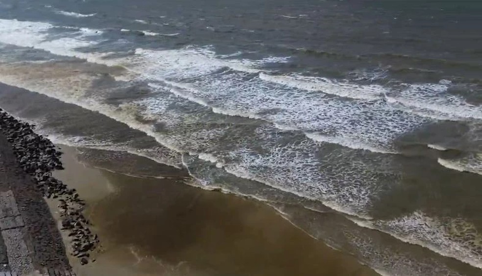 Manchas aparecem em trechos de praias de São Luís — Foto: Reprodução/TV Mirante