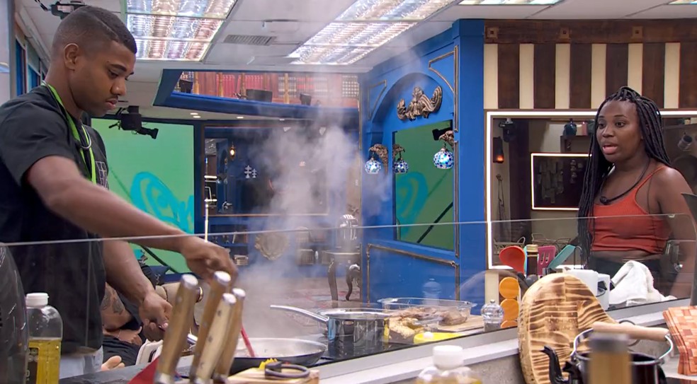 Davi e Leidy Elin durante o preparo do almoço de 9 de janeiro de 2024 no 'BBB 24'; brother quis saber se poderia colocar 'uma calabresinha' no feijão, mas foi alertado pela sister: 'Tem gente vegana aí' — Foto: Reprodução/TV Globo