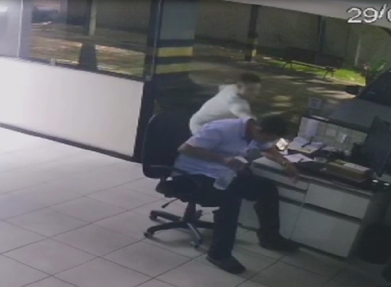 Porteiro se distrai e tem celular roubado em guarita de prédio na Zona Sul do Recife; VÍDEO