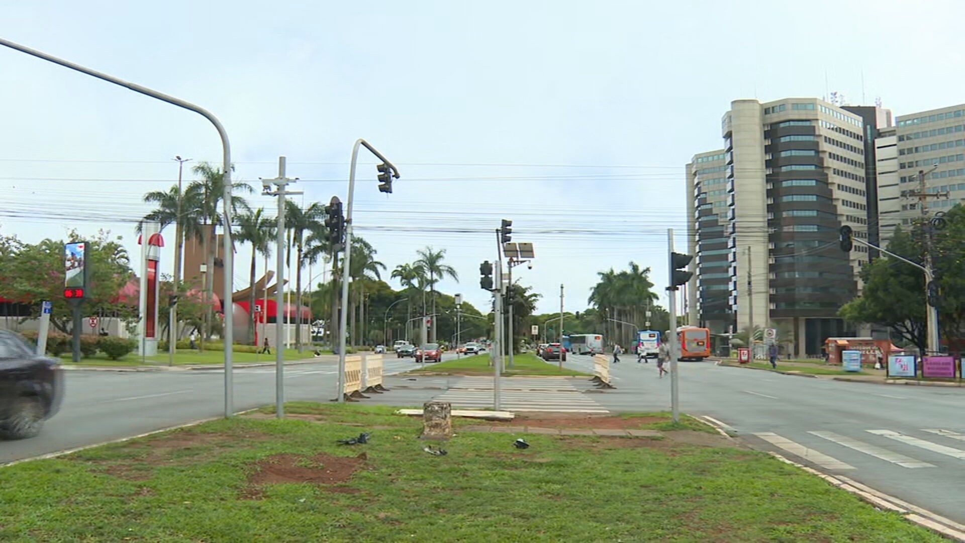 Semáforos no início da W3 Norte, em Brasília, sofrem com instabilidade há pelo menos 6h