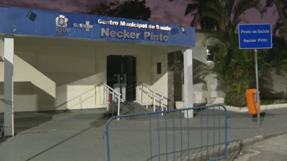 Unidade de saúde no bairro Zumbi sem luz — Foto: Diógenes Melquiades/TV Globo