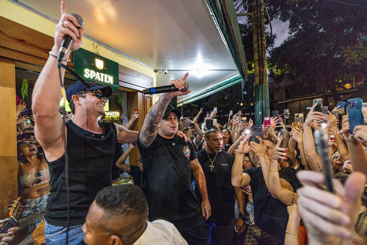 Matheus e Kaun surpreendem fãs com show gratuito em bar de BH; VÍDEO