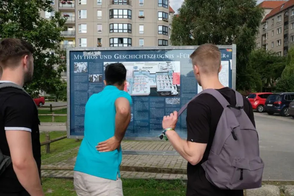 Pouco se sabe sobre o bunker de Hitler: acredita-se que os soviéticos o cobriram completamente para evitar que se tornasse um santuário para os nazistas. — Foto: Getty Images via BBC