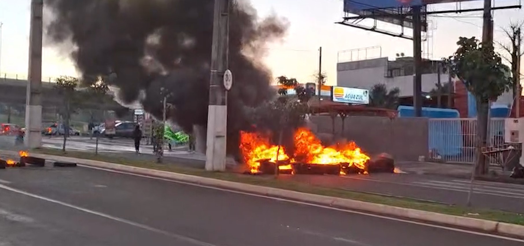 Londrina registra onda de protestos após morte de homem em abordagem policial; avenidas foram bloqueadas