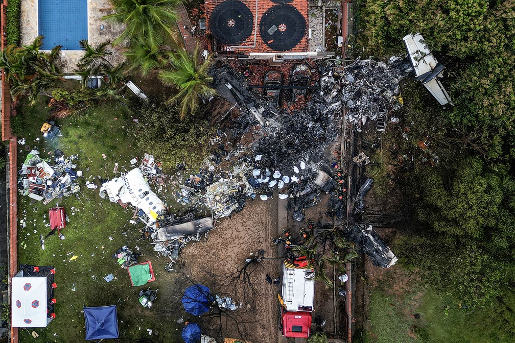 Escombros de avião em Vinhedo (SP) neste sábado, dia 10 de agosto de 2024 — Foto: Nelson Almeida/AFP