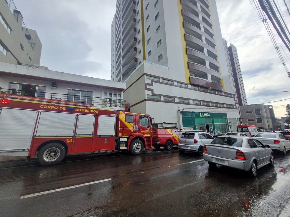Dois trabalhadores morrem após queda de elevador em prédio de Guarapuava — Foto: Lucas Polak/RPC