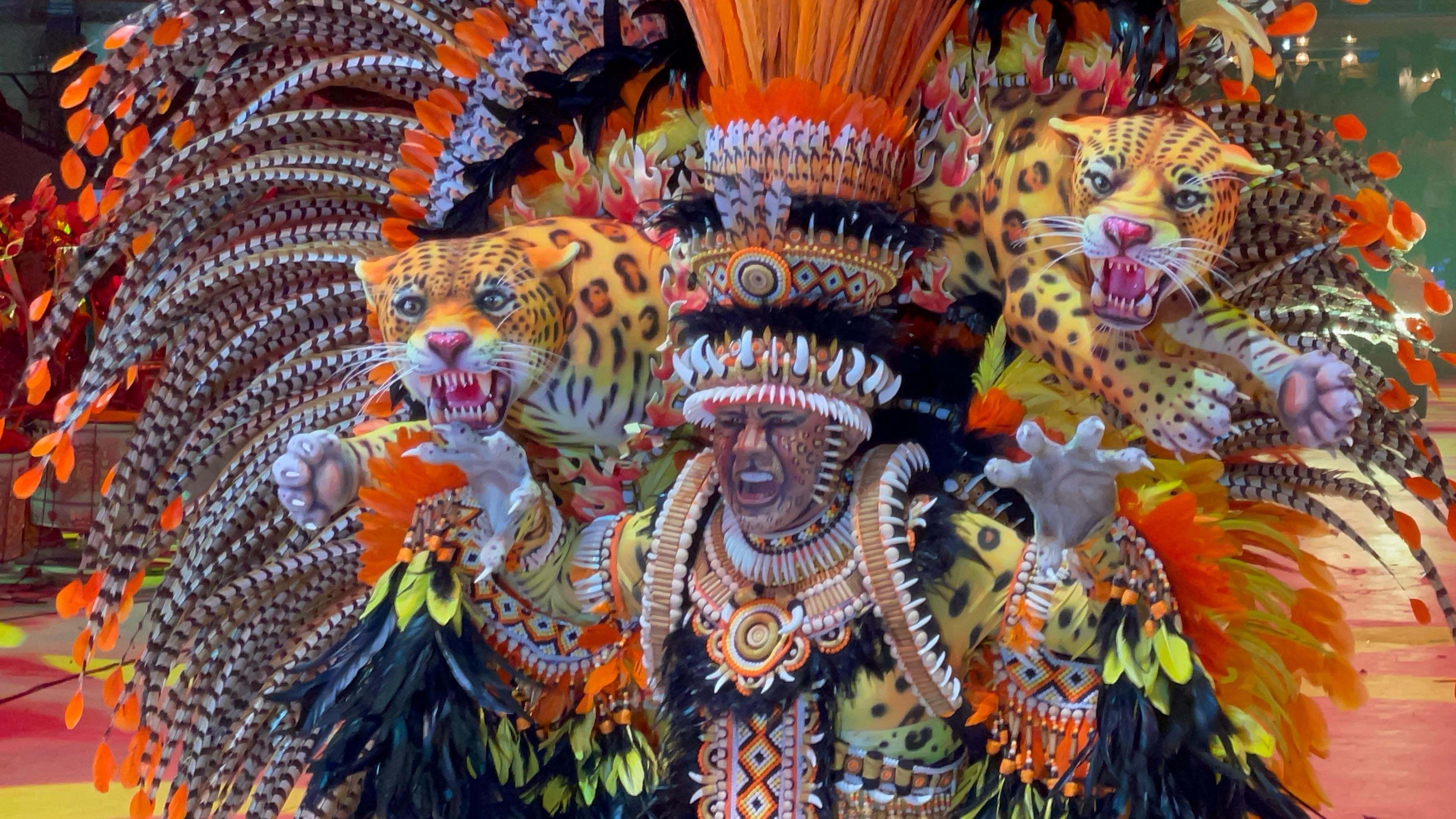 Pajé do Garantido se transforma em onça no Festival de Parintins