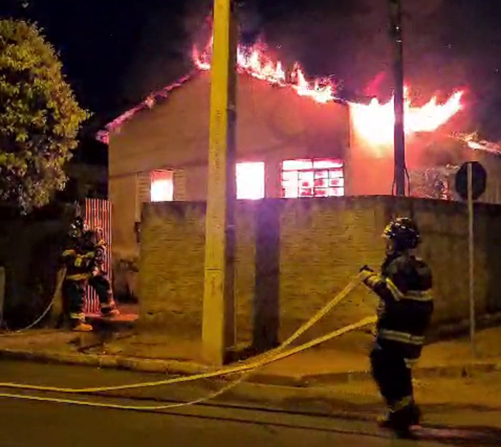 Incêndio destruiu casa de alvenaria em Rancharia (SP), nesta terça-feira (15) — Foto: Redes sociais