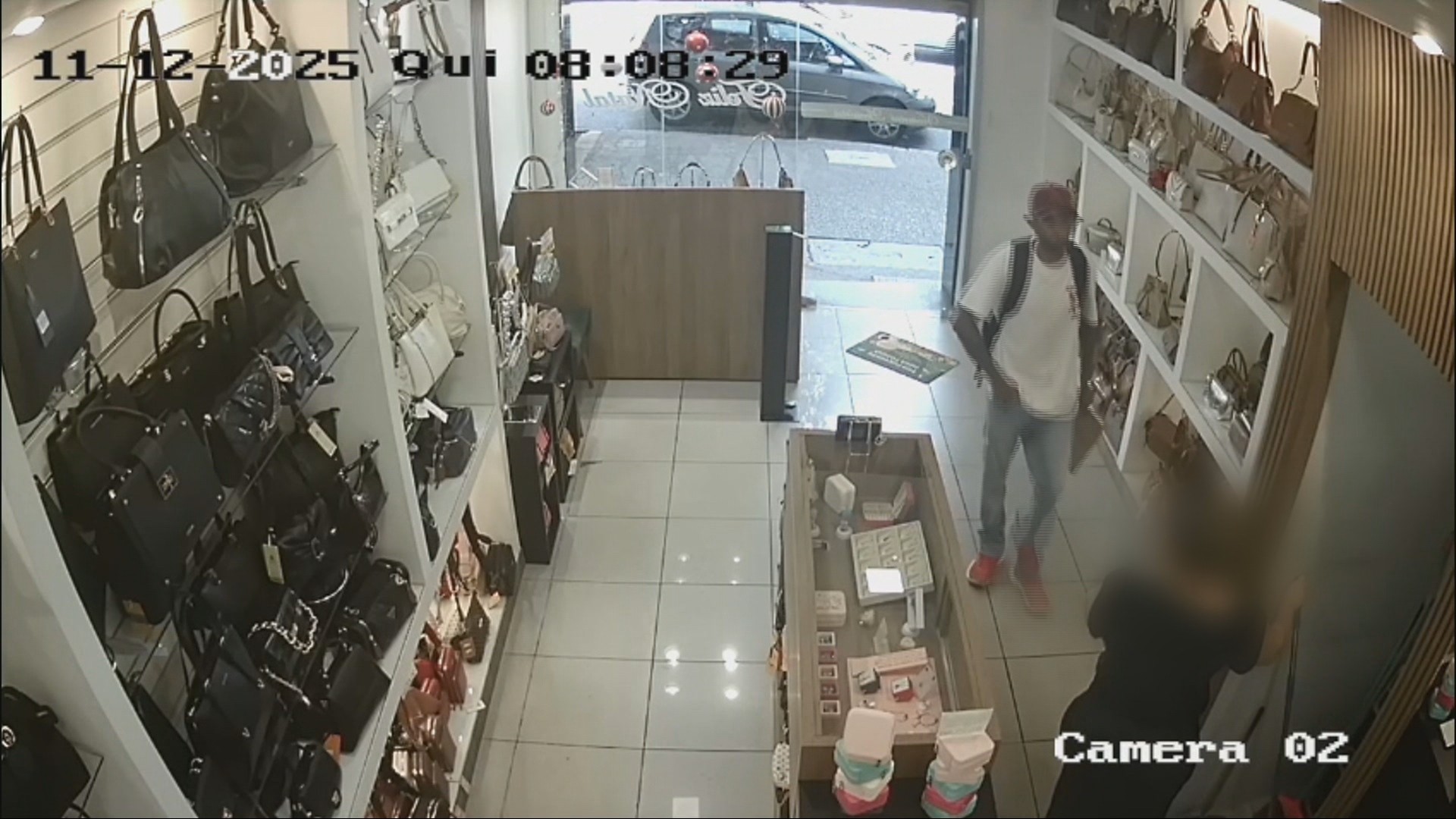 Homem é preso suspeito de três roubos em 5 dias a comércios em bairros de Belo Horizonte; VÍDEOS