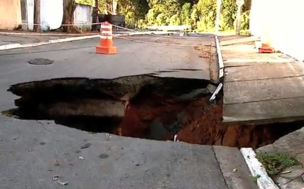 APÓS DIVULGAÇÃO NO OTABULEIRO, CRATERA DA AVENIDA UBAITABA ESTÁ SENDO  RECAPEADA - O Tabuleiro