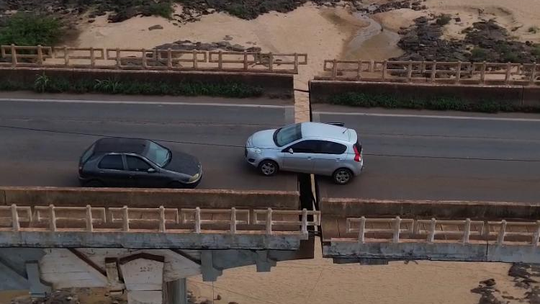 Carro completa um mês preso em fenda após ponte desabar - Foto: (Divulgação/@vshenrique)