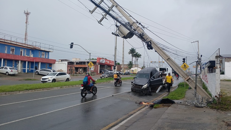 Carro colide em poste de alta-tensão na estrada do Araçagi, em São José de Ribamar — Foto: Juvêncio Martins/TV Mirante