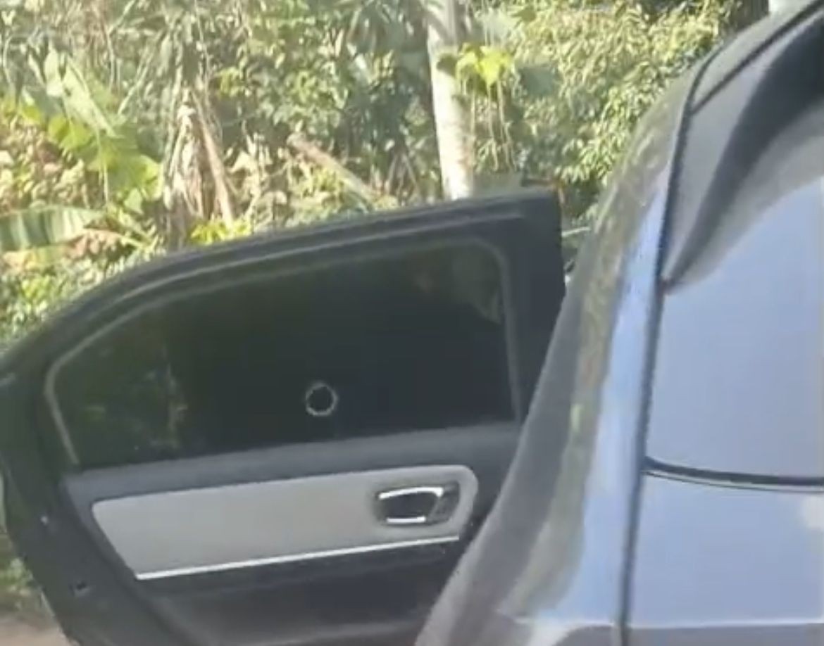 Carro usado em ataque ao bicheiro Vinicius Drumond foi achado com marcas de tiros em Guaratiba