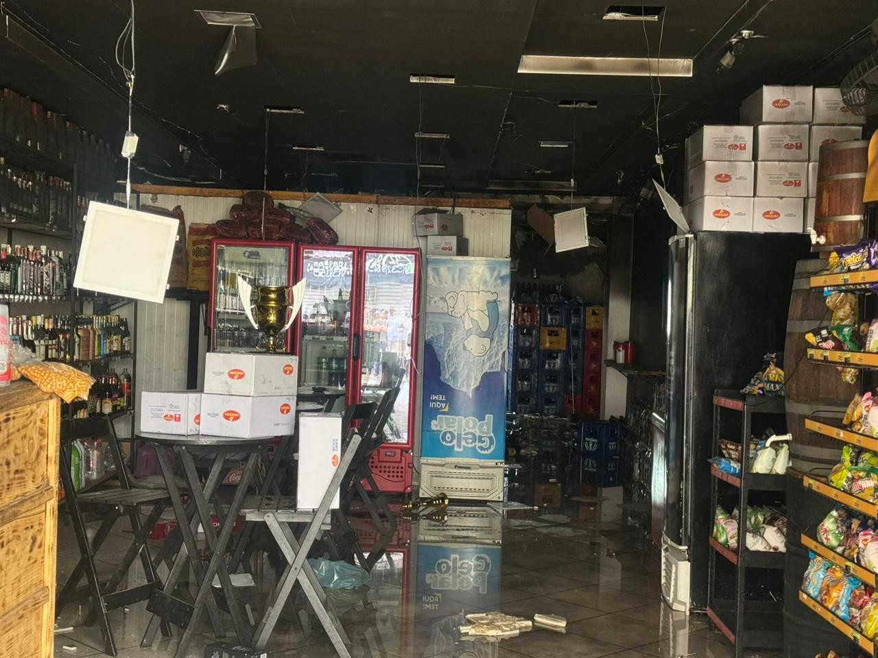 Incêndio atinge distribuidora de bebidas e causa explosão na Zona Sul de Juiz de Fora